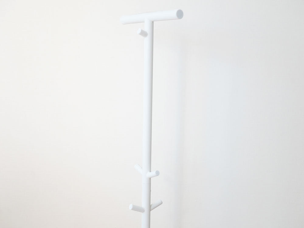 スマートブランドのスチール製ランドセルスタンド。高さ100cm、幅28cmで耐荷重10kg。シンプルなデザインで簡単に組み立て可能。