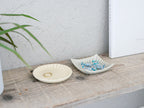 俊峰陶苑の花あかり丸小皿。日本製の手作り陶器で、直径約90～95mm、高さ13～16mmの自然な風合いを持つ丸型小皿