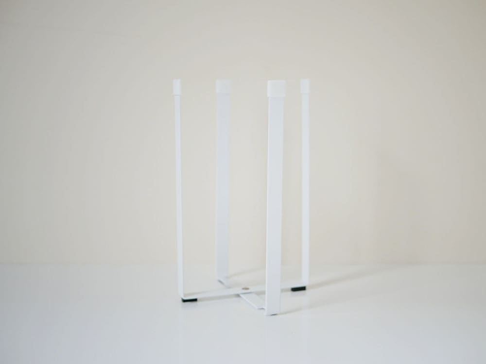 YAMAZAKIの【tower/タワー】ポリ袋エコホルダー。スチール製本体とシリコンキャップを使用した環境に優しい収納用品。化粧箱入り。