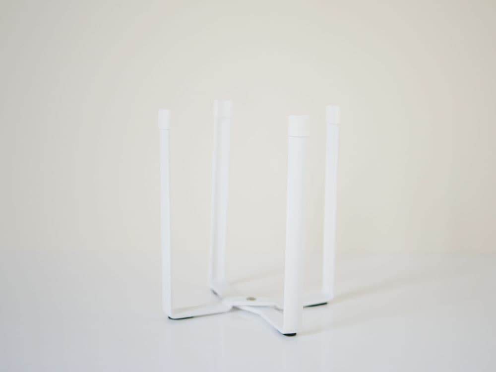 YAMAZAKIのタワー型ポリ袋エコホルダー。スチール製本体にシリコンキャップを備えたデザイン