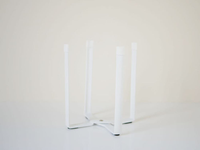 YAMAZAKIのタワー型ポリ袋エコホルダー。スチール製本体にシリコンキャップを備えたデザイン