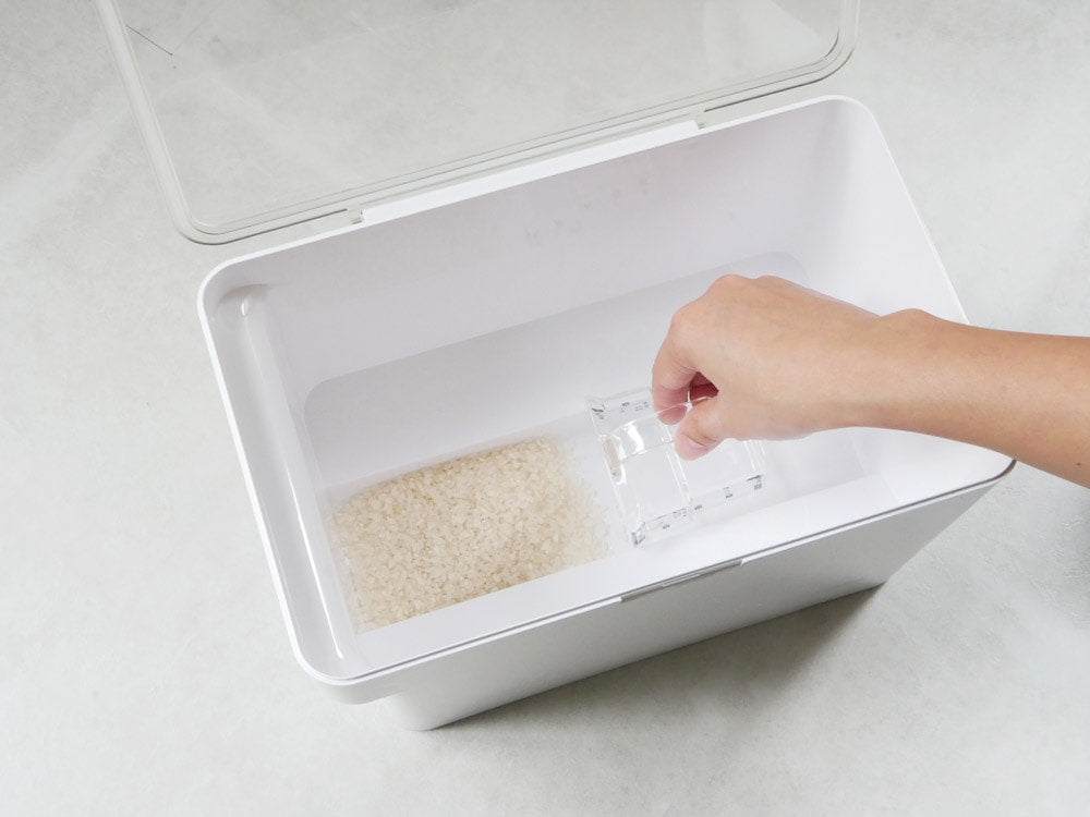 towerブランドの密閉シンク下米びつ。ABS樹脂製の蓋と本体、シリコーンパッキン、付属の計量カップが特徴的な食品保存容器。サイズは約W197×D300×H192mm。