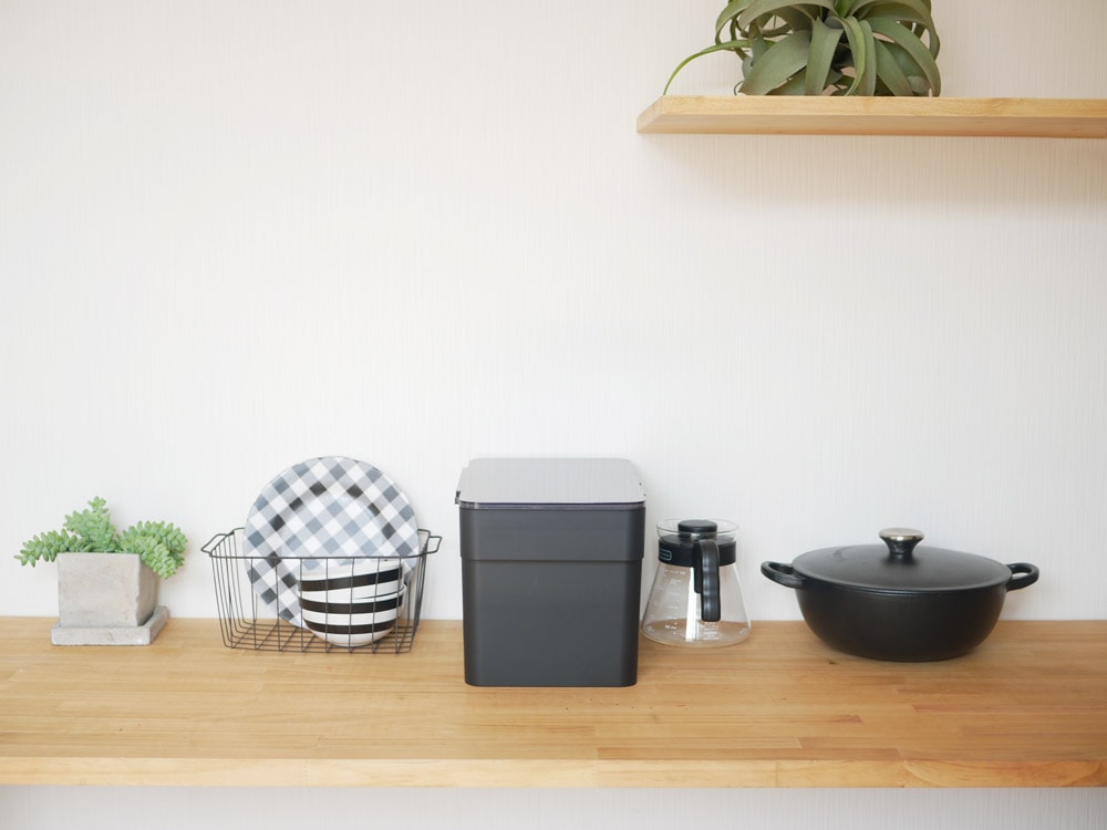 タワーブランドの密閉型シンク下用米びつ。アクリル製計量カップ付きでキッチンに設置された家庭用米収納容器