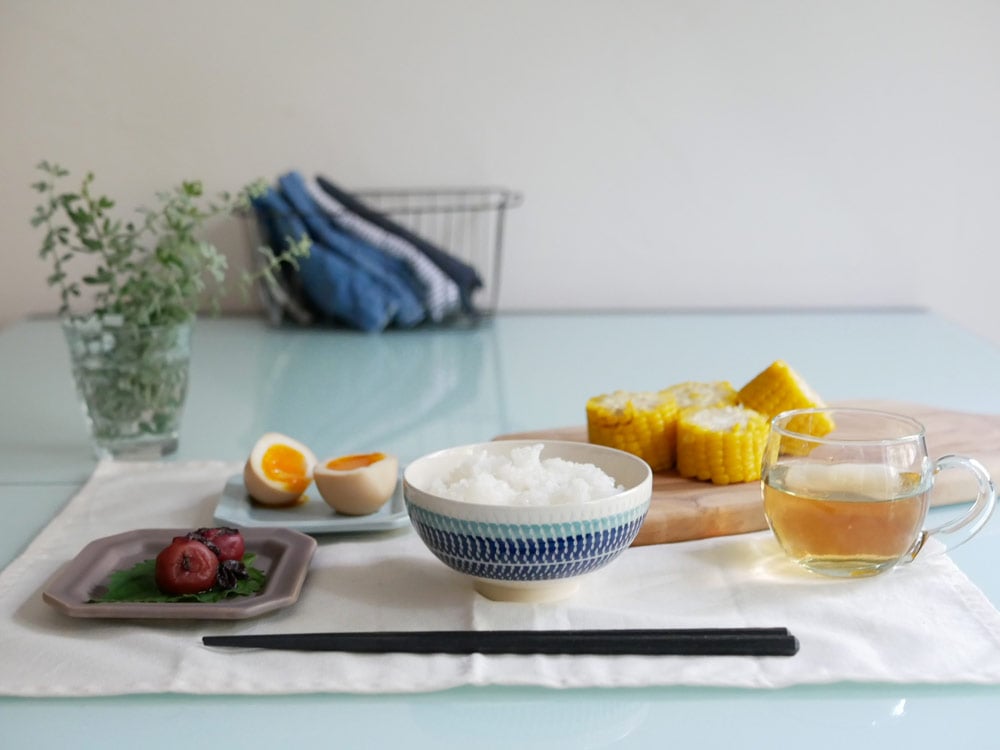 栞ブランドの日本製土物ライスボール。直径約110mm、高さ53mmのシンプルなデザイン。