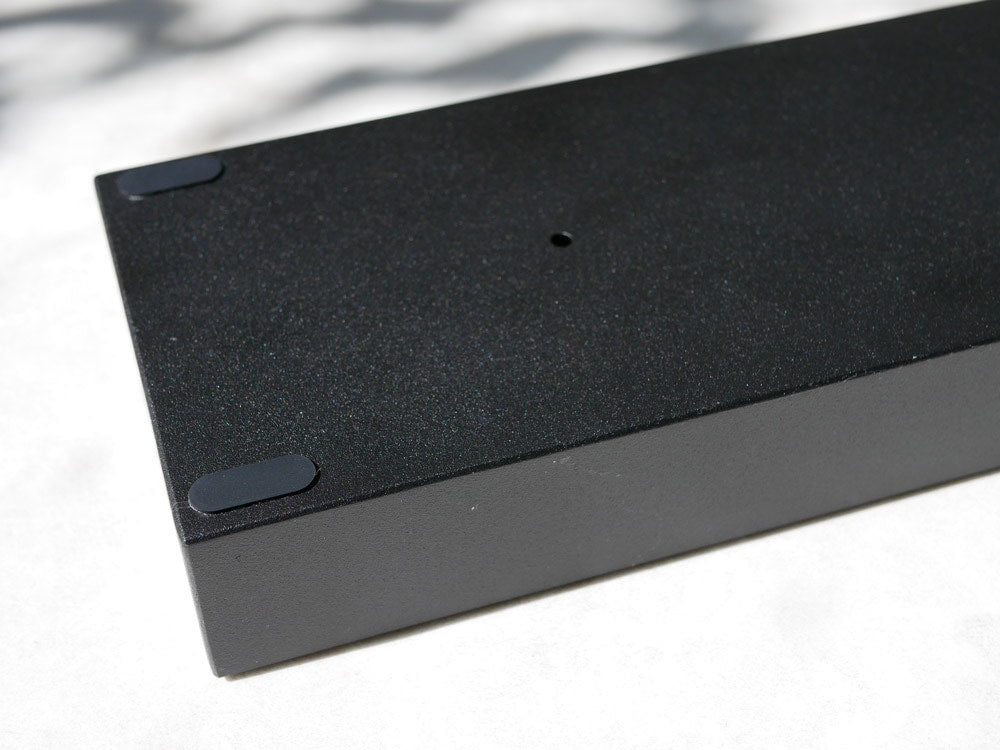 銀色とカーボンファイバーの猫用爪とぎケース