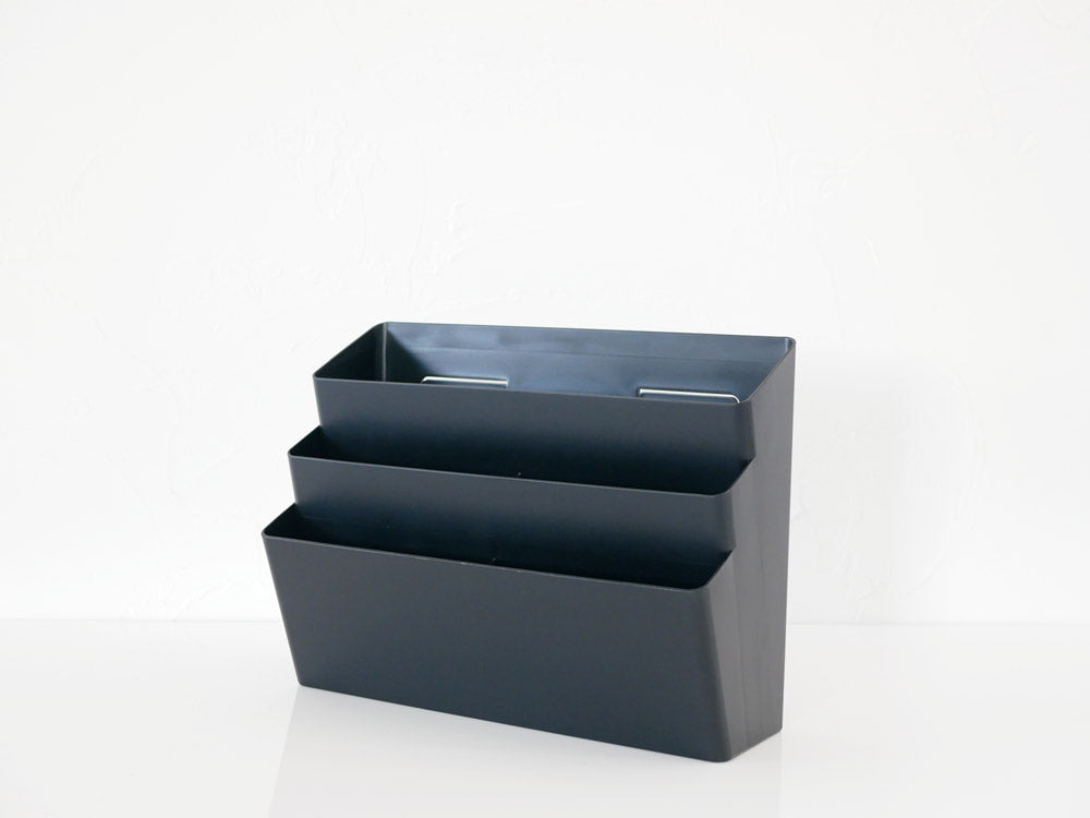 洗濯機横に設置されたYamazakiの3段マグネット収納ポケット