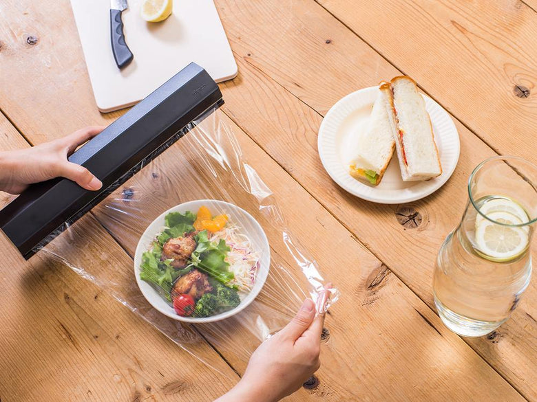 ideacoマグネットラップホルダーと食器、食材が揃うキッチン