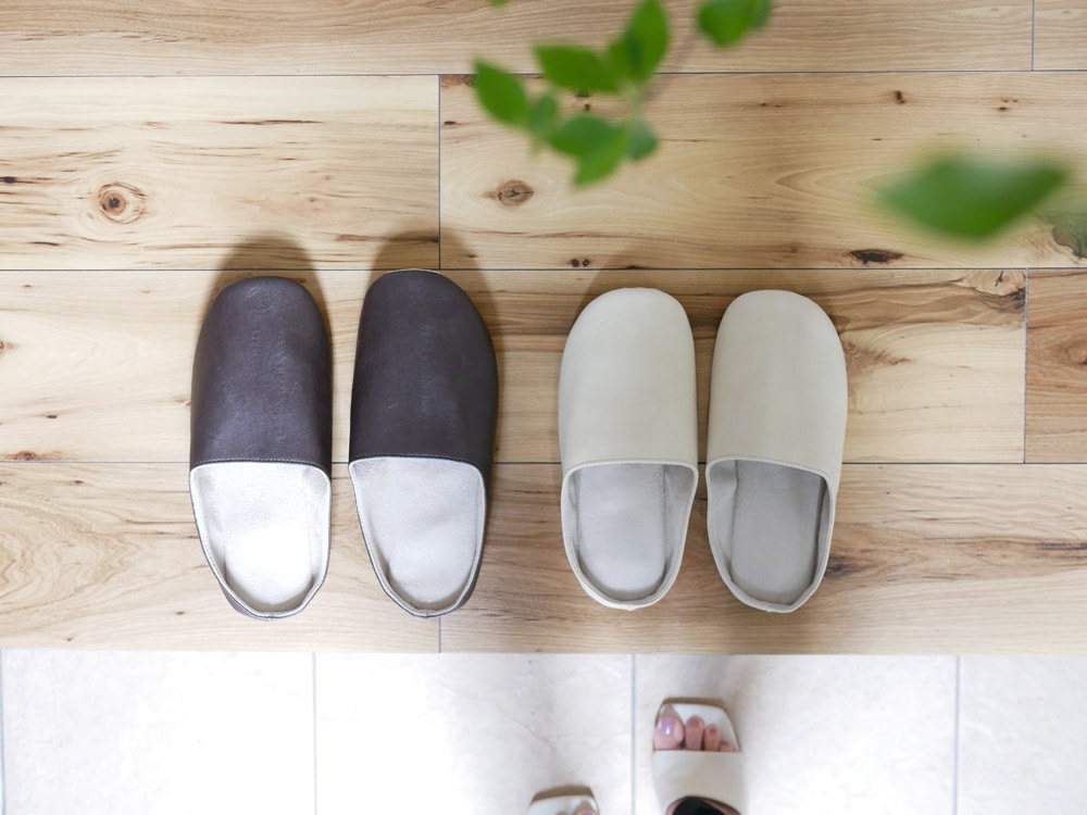 サラサデザインのプレーンステッチルームシューズ。灰色と銀色の合成皮革と合成ゴムで作られた室内用スリッパ