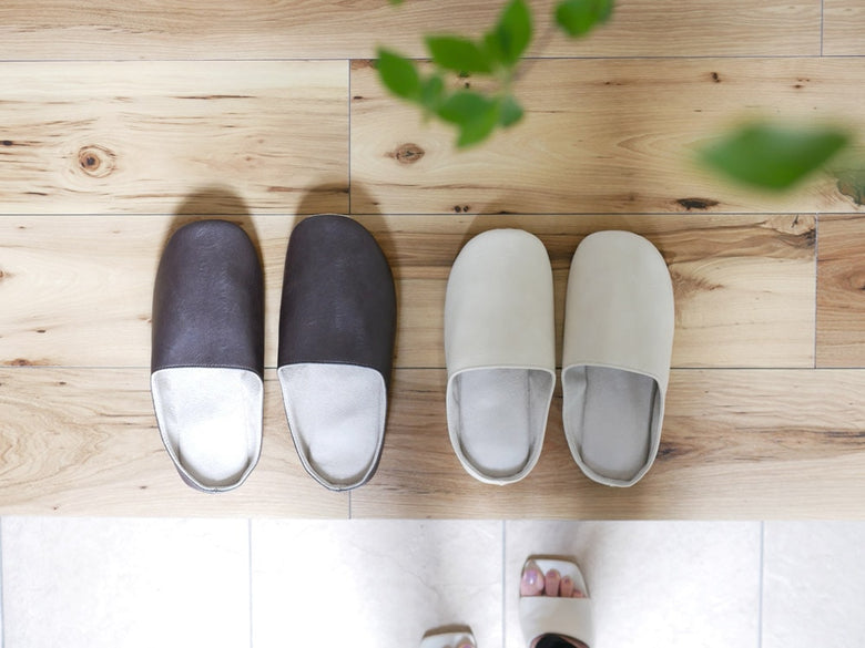 サラサデザインのプレーンステッチルームシューズ。灰色と銀色の合成皮革と合成ゴムで作られた室内用スリッパ