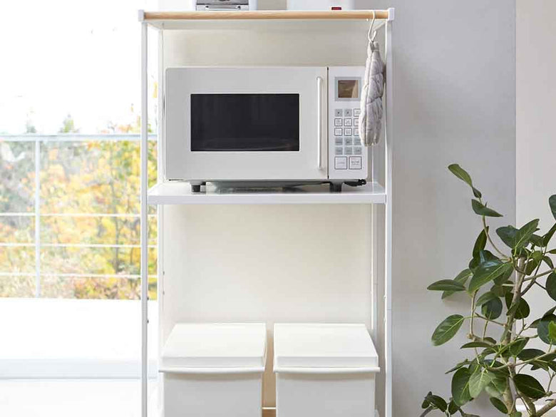 YAMAZAKI/towerブランドのゴミ箱上に設置するスチールと天然木製のラック。複数の棚とハンガーバーを備えた130cm高のキッチン用収納ユニット