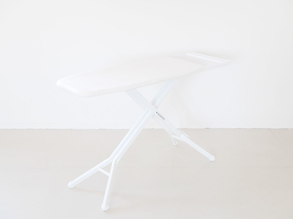 ヤマザキトスカのスタンド式アイロン台。折りたたみ可能なテーブルとスチール製フレームが特徴。