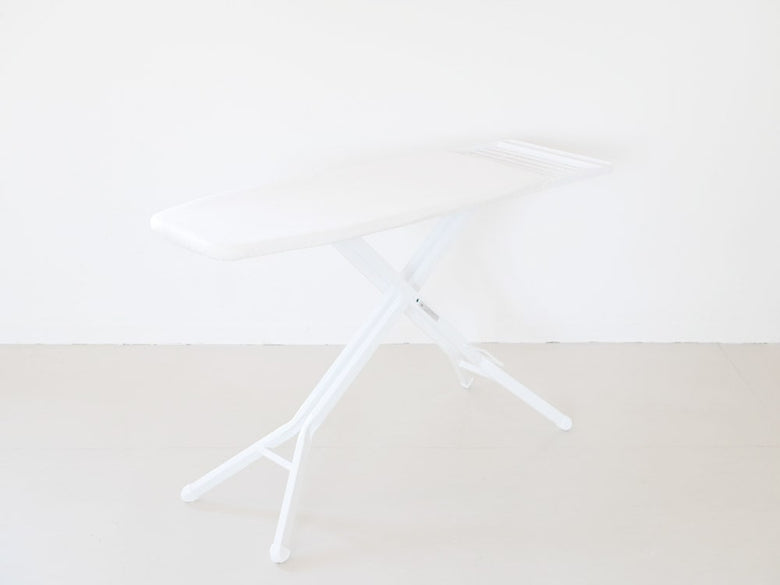 ヤマザキトスカのスタンド式アイロン台。折りたたみ可能なテーブルとスチール製フレームが特徴。