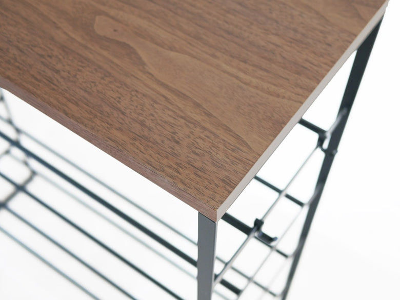 YAMAZAKI/towerの天板付き灰色シューズラック。スチールフレームと天然木の天板を備えた多段収納家具。