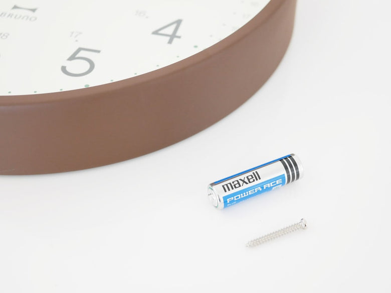 BRUNOイージータイムクロックと木製背景