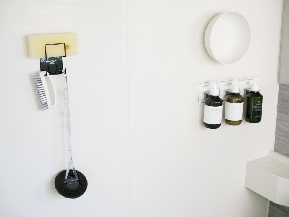 バスルームの壁に取り付けられたマグネットクリーニングツールホルダー