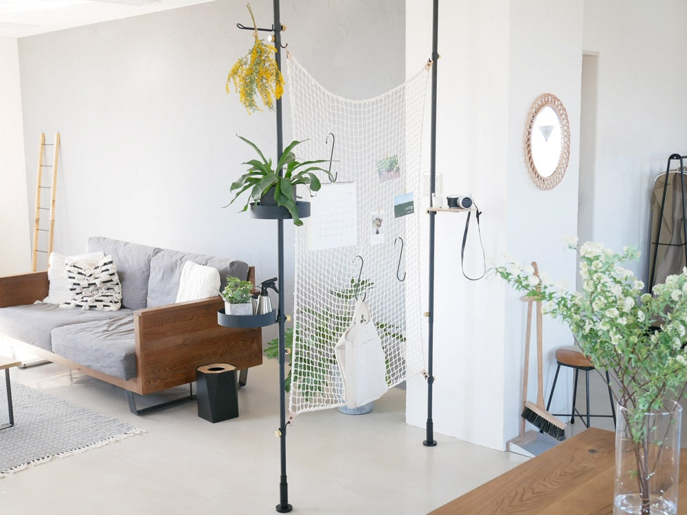 木製の床に置かれたランプと植物