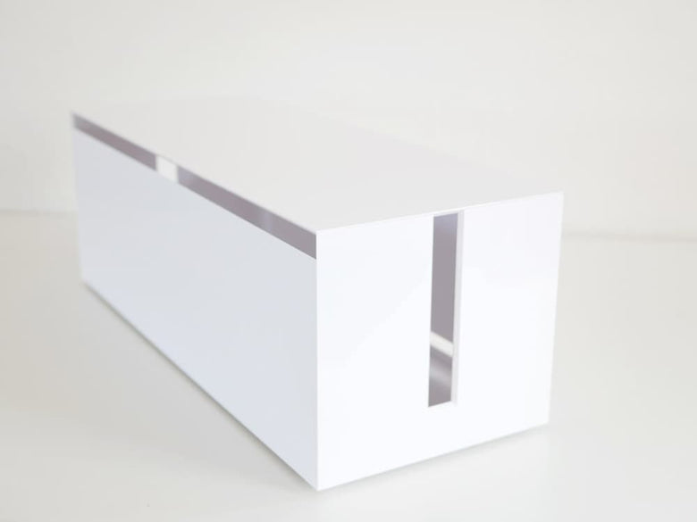 木目調のスマートテレビ裏ケーブルボックス