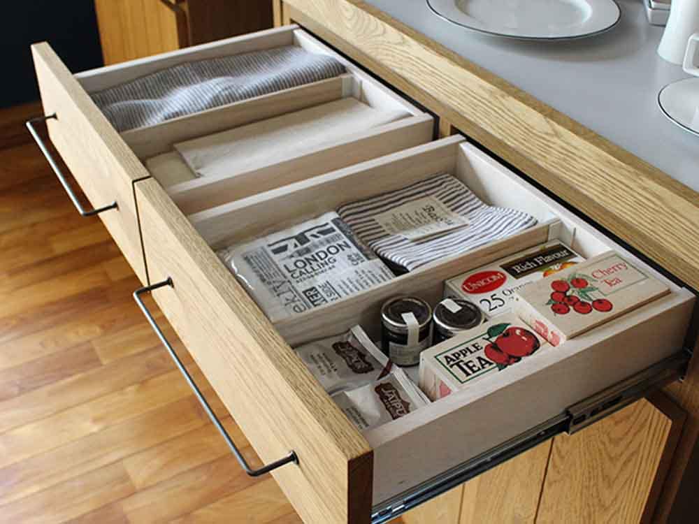 オーク無垢製キッチンボードと引き出し収納