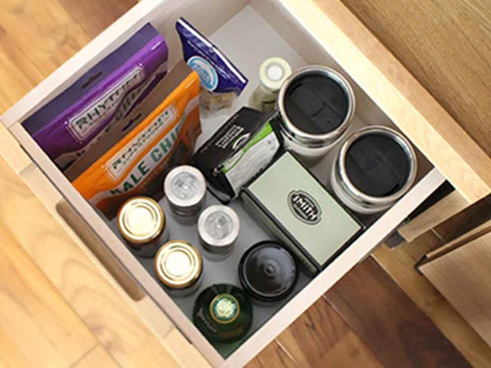 アデペシュの木製キッチン収納ボード、棚と引き出し付き