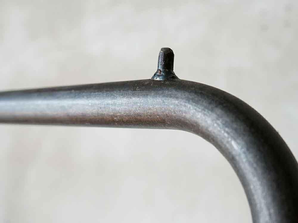 スチールパイプと手すりが特徴のアイアンハンギングスタンド