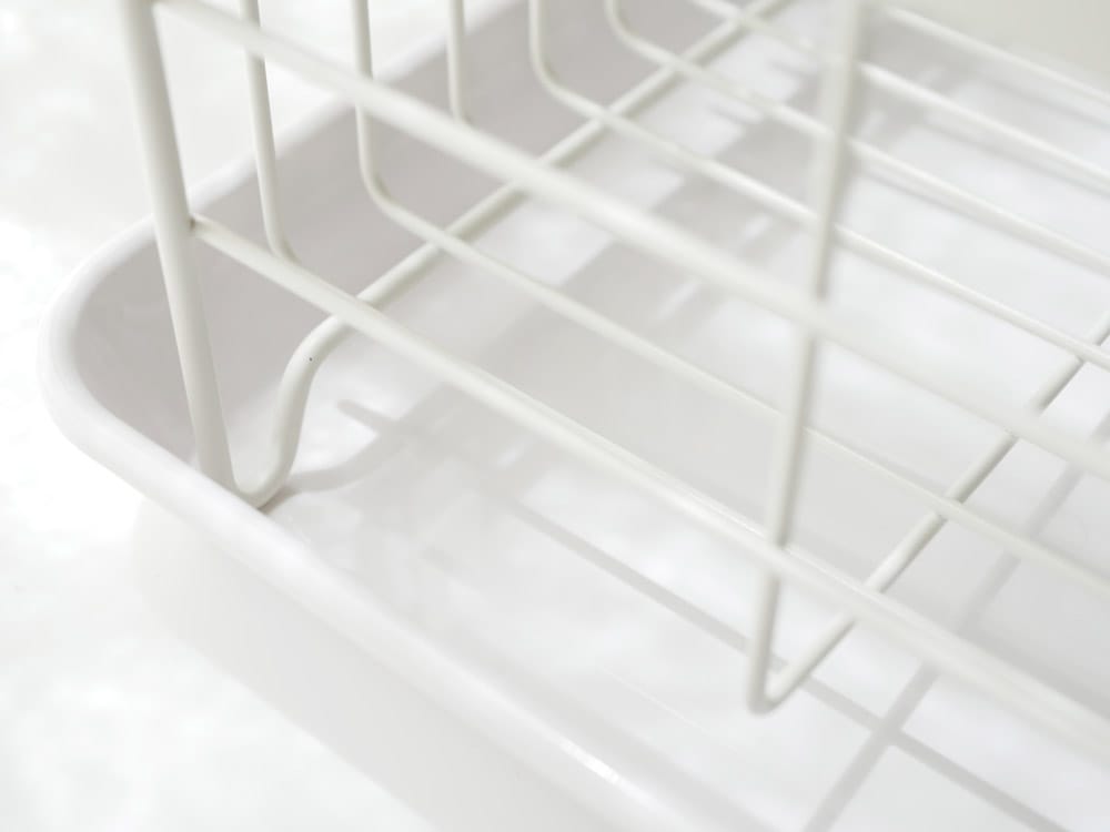 YAMAZAKIのトスカ水切りバスケットがキッチンの棚に置かれている様子