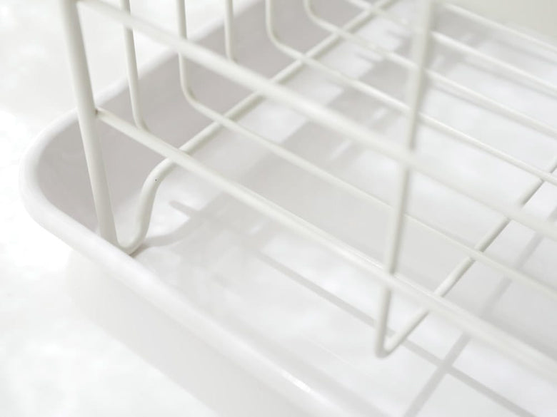 YAMAZAKIのトスカ水切りバスケットがキッチンの棚に置かれている様子