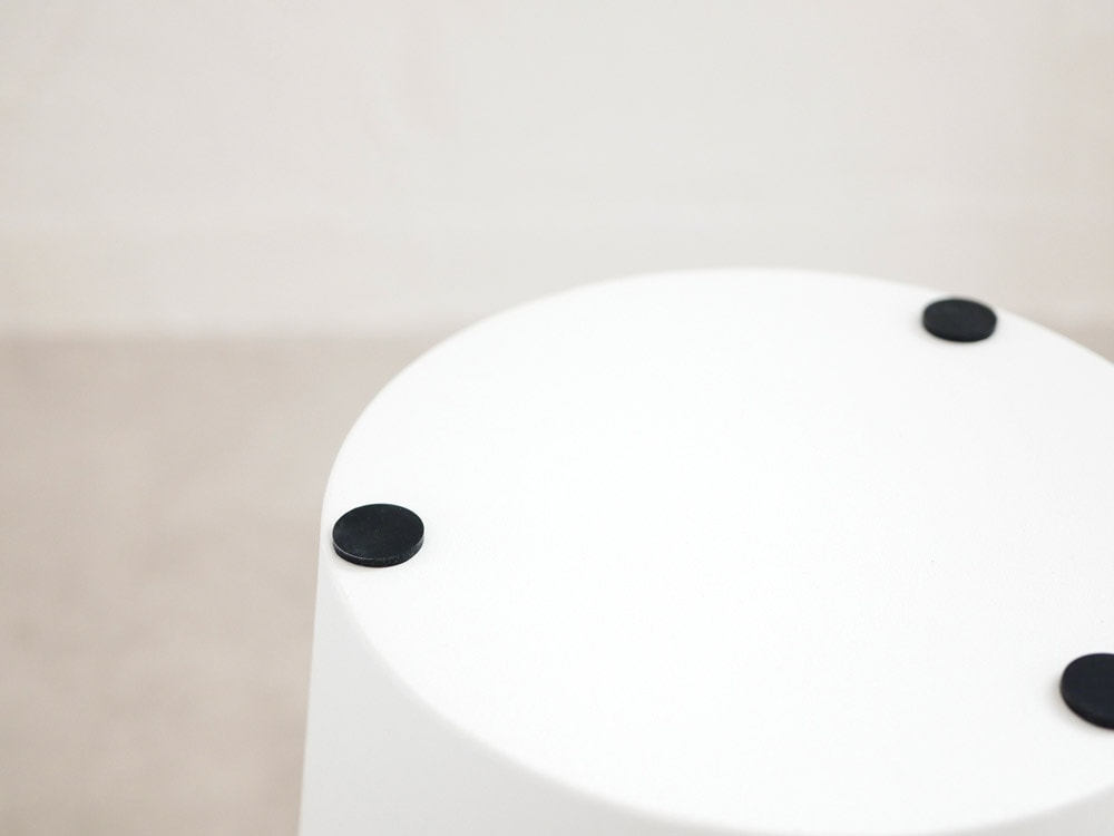 白色の円筒型トラッシュカン