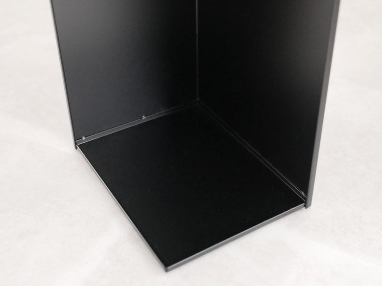 YAMAZAKI/towerブランドの銀色スチール製スリムトイレラック、棚付き