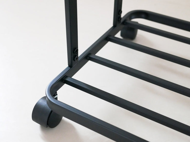 YAMAZAKI/towerブランドのキャスター付きハンガーラック。スチールと天然木製の棚を備えたシェルビングユニット。