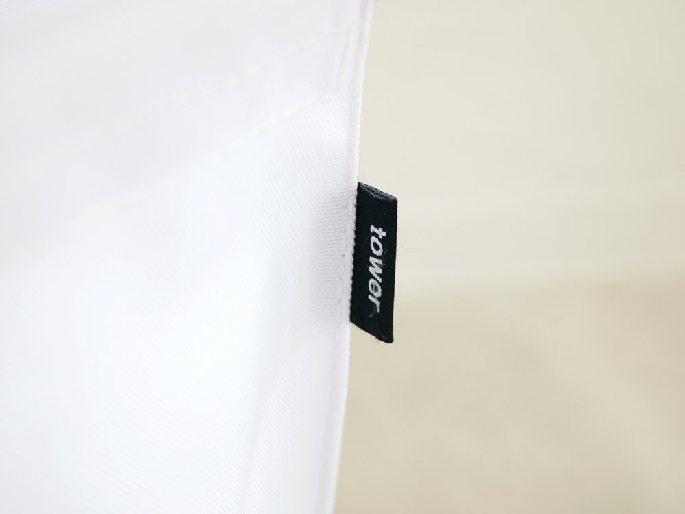 YAMAZAKI/tower製タワー型手荷物収納ボックス、スチールフレームとポリエステルバスケットを備えたコンパクトなデザイン