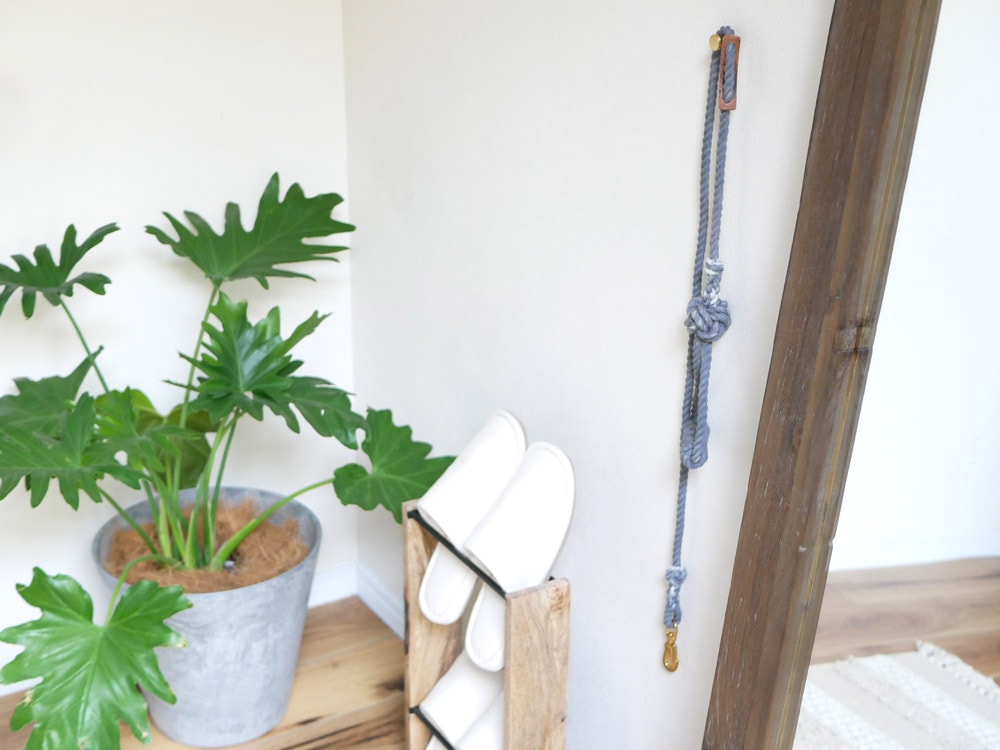 TOOLS FOR THE DOGの手染めドッグリード。直径6mmと8mmの2サイズがあり、小型から中型犬に適しています。タラスキンボンカースがデザイン。日本製で個体差のある色合いが特徴です