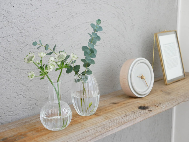 リサイクルガラスのフラワーベースに植物