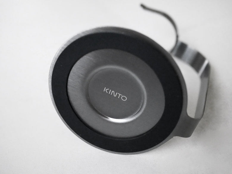 KINTOブランドの銀色アロマオイルウォーマーと木製スタンド