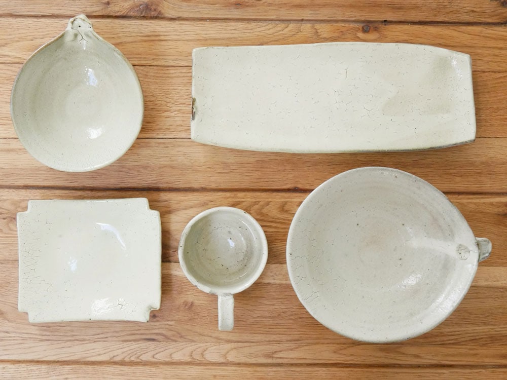 南窯/EDITIONSの手作り陶器、荒粉引隅切菓子皿。151×129×高さ27mmのセラミック製で、シンプルなデザインが特徴です。