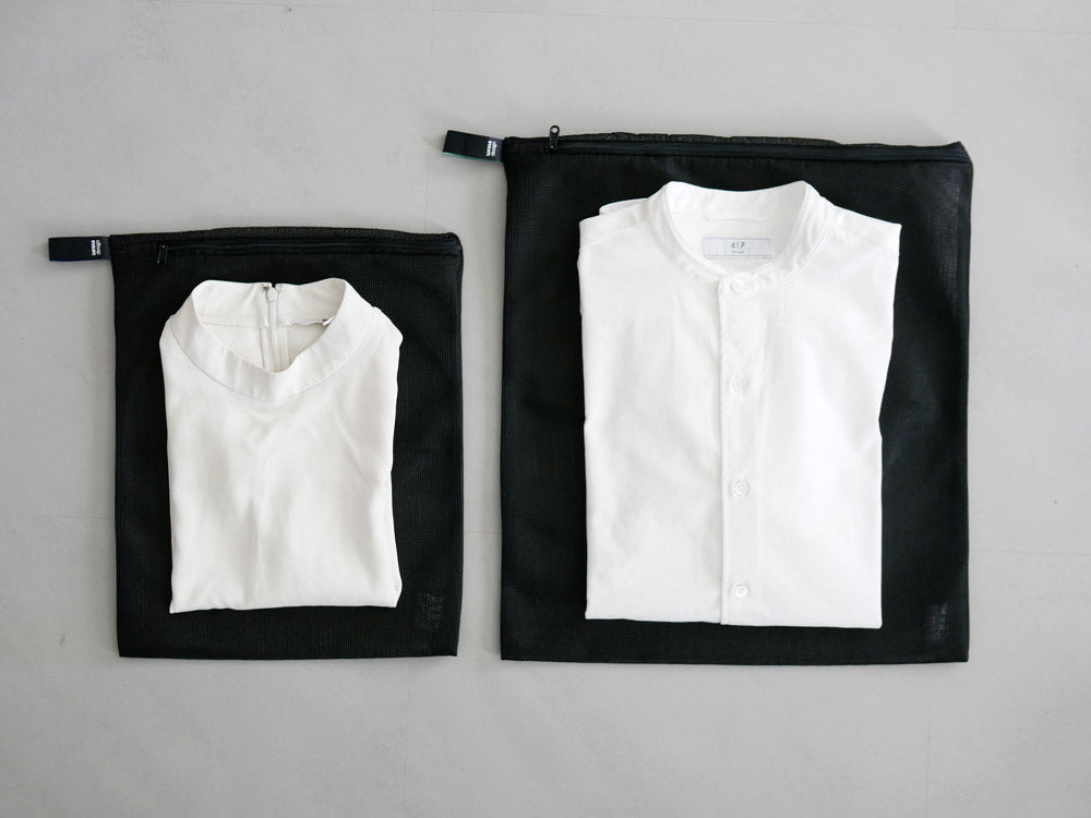 サラサデザインのフラットリバーシブルランドリーネットにドレスシャツが袖や襟を見せながら収納されている様子