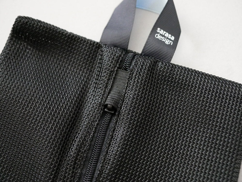 サラサデザインのランドリーネット ワイド。メッシュ素材にストラップとファスナーが付いた洗濯用バッグ