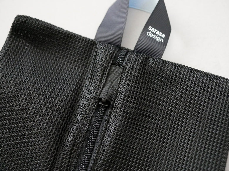 サラサデザインのランドリーネット ワイド。メッシュ素材にストラップとファスナーが付いた洗濯用バッグ