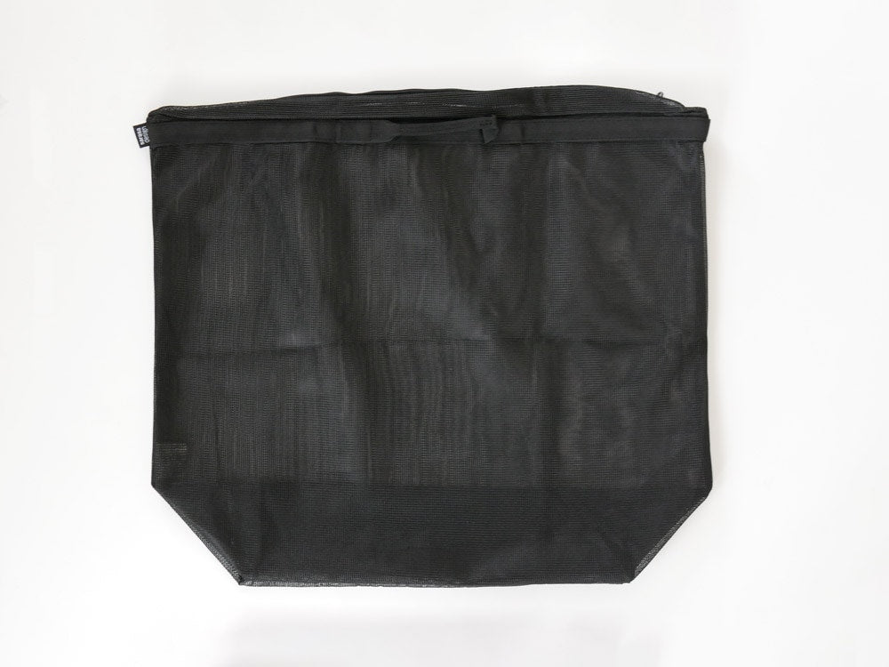 サラサデザインのランドリーネットバッグ。肩掛け可能なトートタイプで、サイズは約幅60cm×奥行20cm×高さ50cm。ポリエステルとラテックス製。