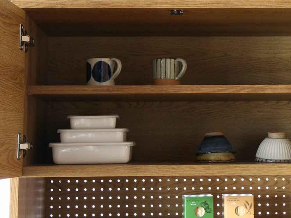 オーク無垢材のキッチンボードと木製棚