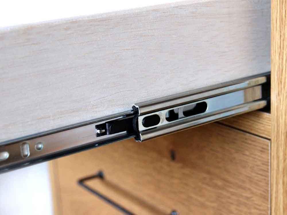 オーク突板とスチール製ハンドルのスマートドロワー