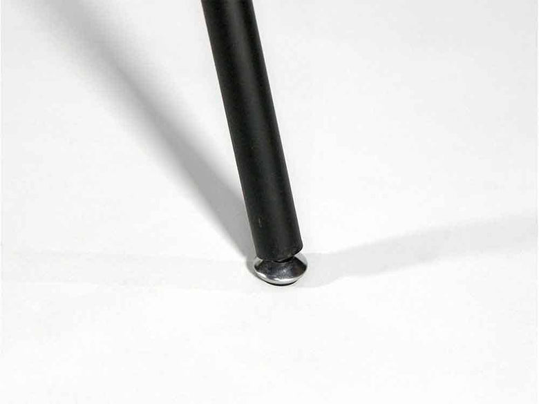 ウォルナット天板とスチール脚のアデペシュダイニングテーブル