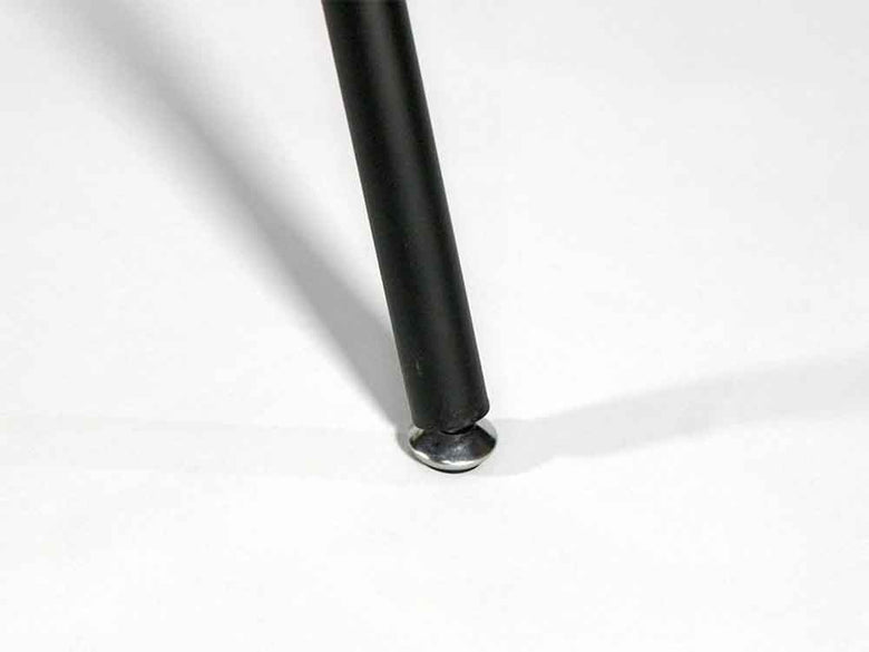 スチール脚のウォルナットダイニングテーブル