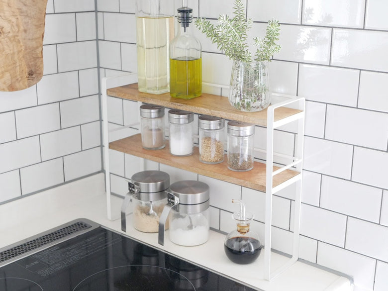 POSH LIVINGのマルチラックに調理器具等が並ぶキッチン