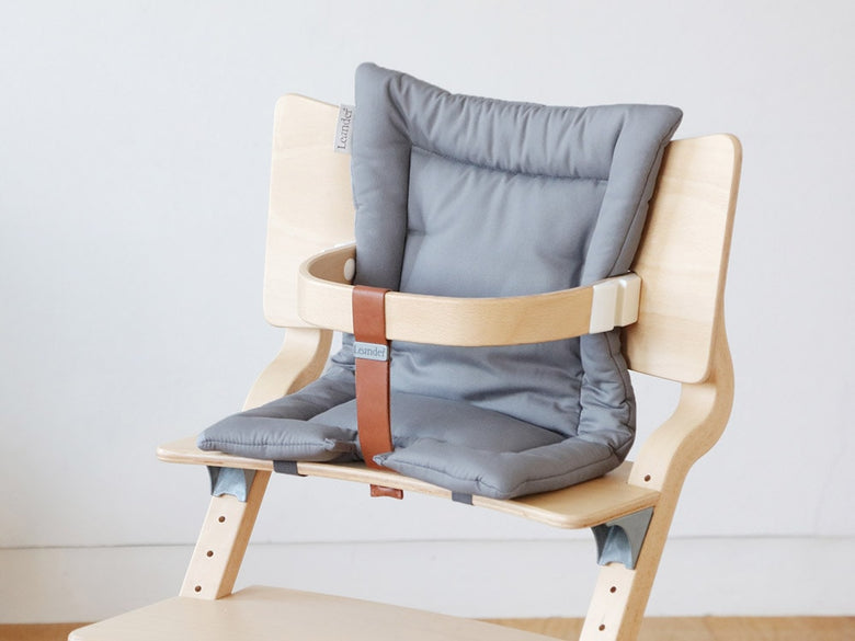 木製床に置かれたリエンダーのクッションとストラップ