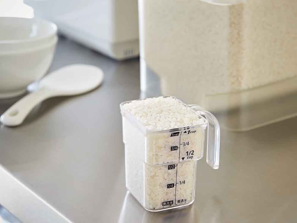 YAMAZAKIタワーの密閉米びつと計量カップ