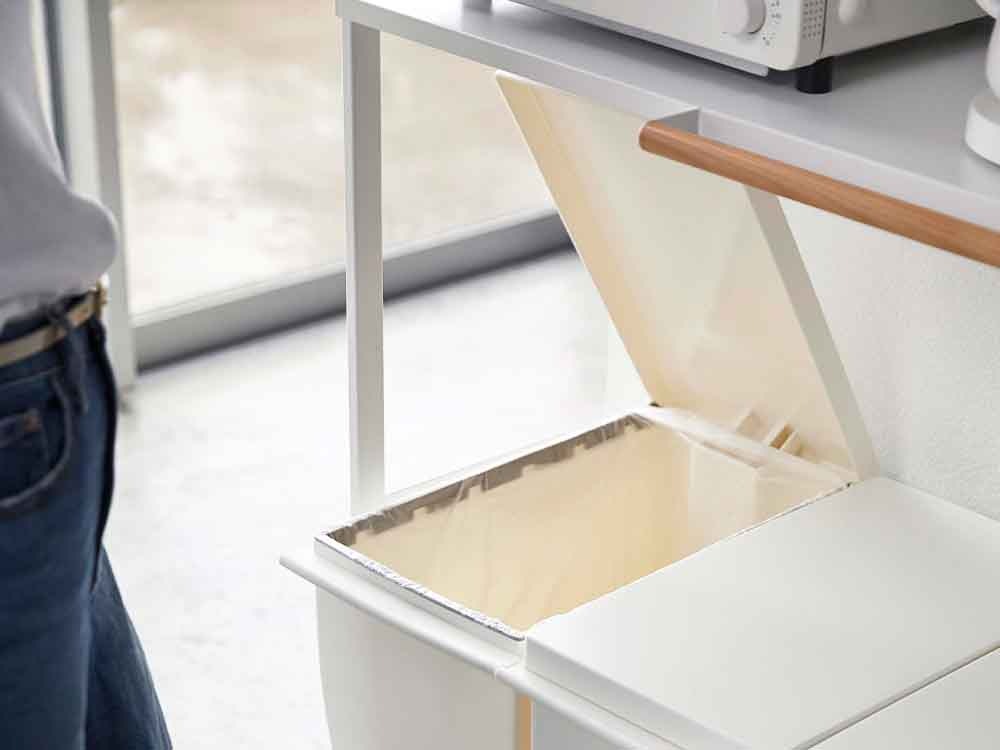 スチール製の伸縮ラックがゴミ箱の上に設置されている様子