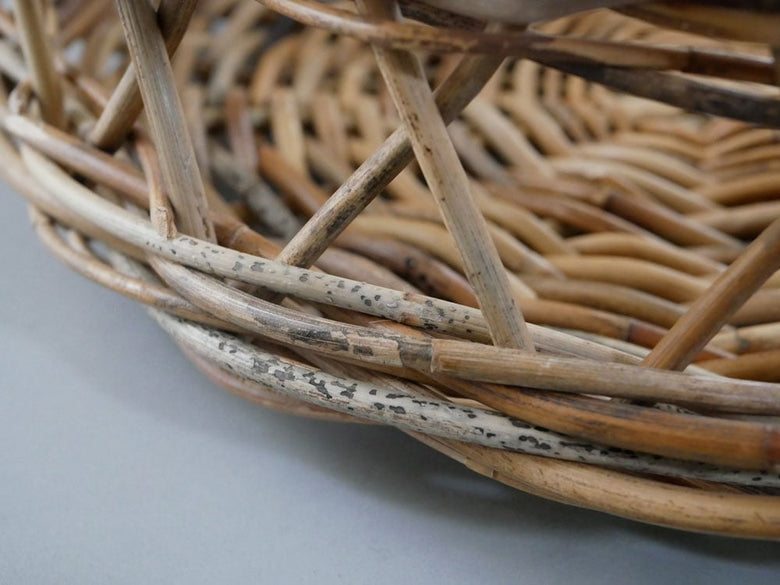 ナチュラル素材のオーバルウィッカーバスケット