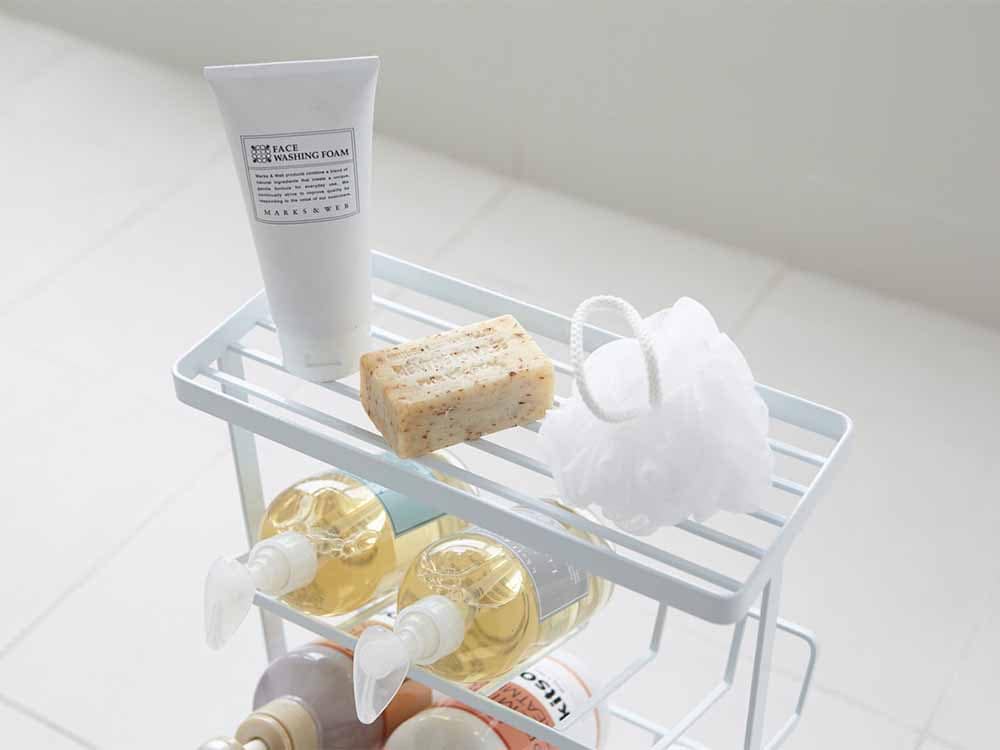 YAMAZAKI/tosca製のタワーバスボトルラック。スチール製でシンク周りに設置され、ボトルやソープディスペンサーが整然と並んでいる様子。