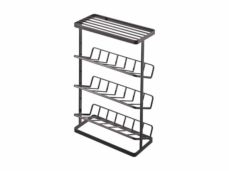 YAMAZAKI/tosca製スチールタワーバスボトルラック、4段の棚がキッチンに設置されている