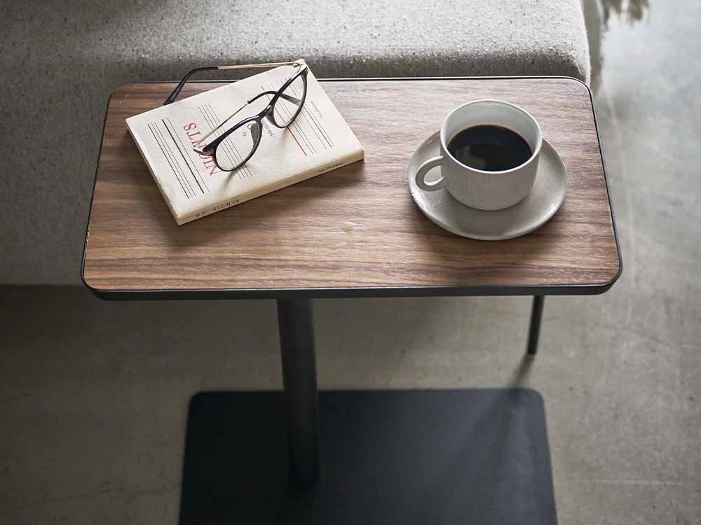 YAMAZAKIタワーの木製差し込みサイドテーブルと観葉植物